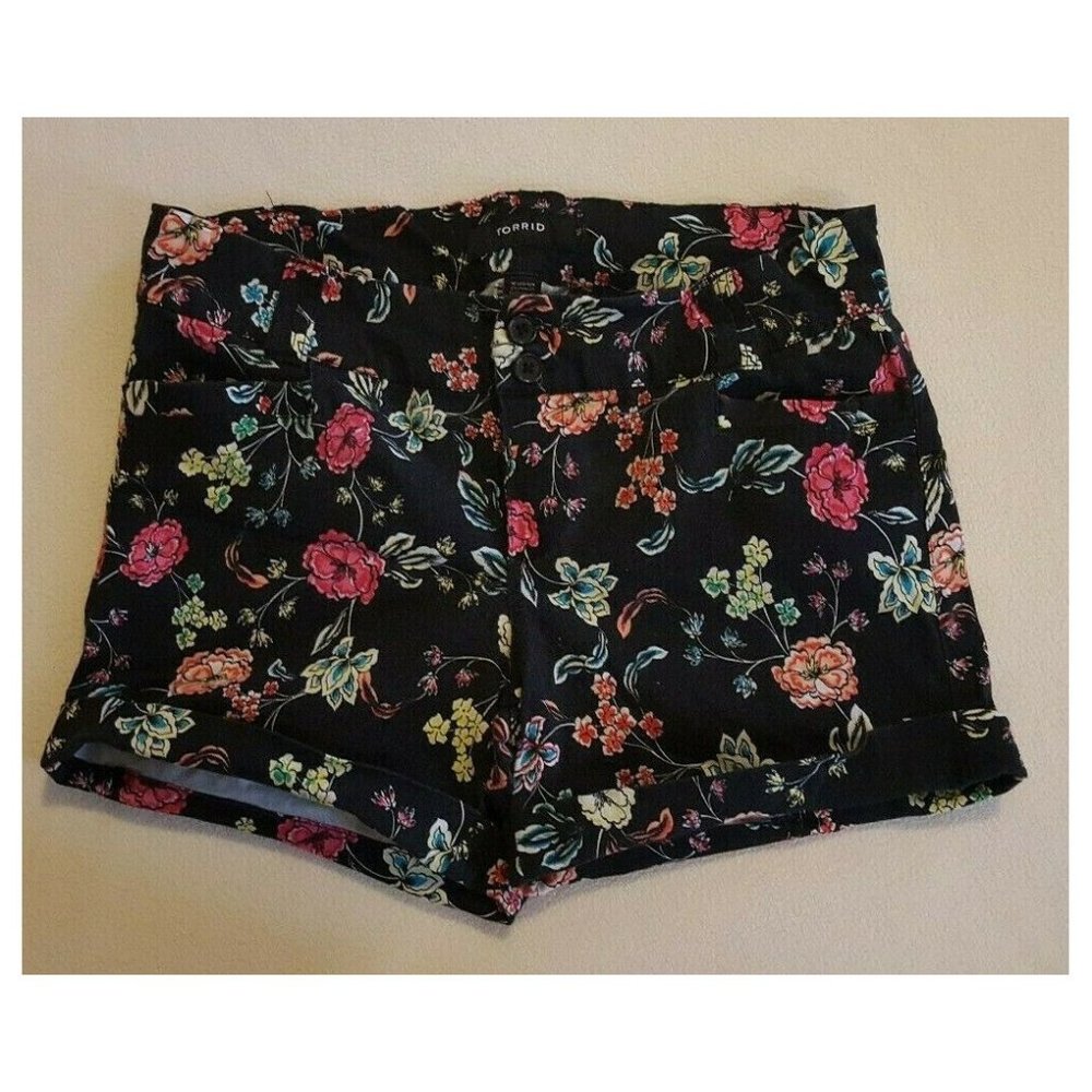 Torrid Shorts Black Floral